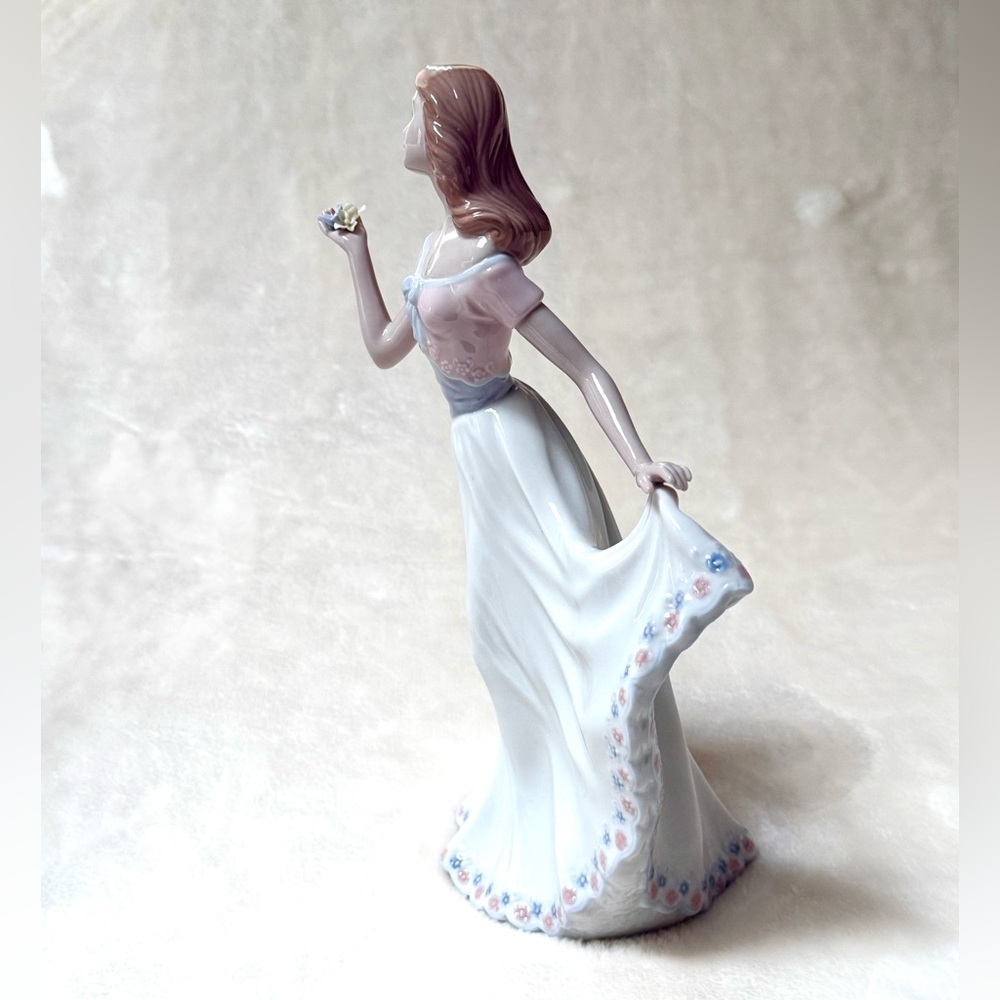 Nadal Porcelain Figurine “ Lady with flowers in Blue and Pink Accents. - Picture 4 of 11